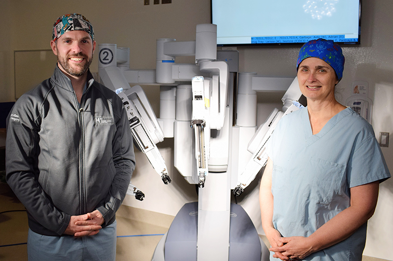 Surgeon Dr. Steven MacLellan and President of Minogue Medical Lynn Loewen with the da Vinci Surgical Robot.